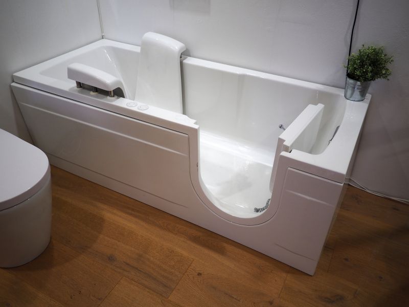 Compact Bathtub Design